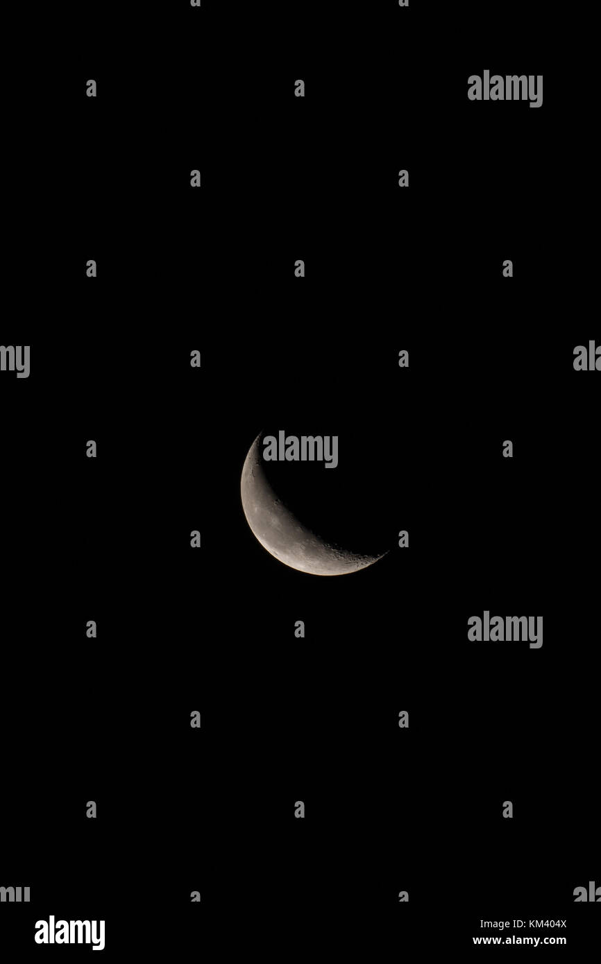 Dernier croissant lune en orientation verticale avec des prix haut et bas  pour le texte ou les copier Photo Stock - Alamy