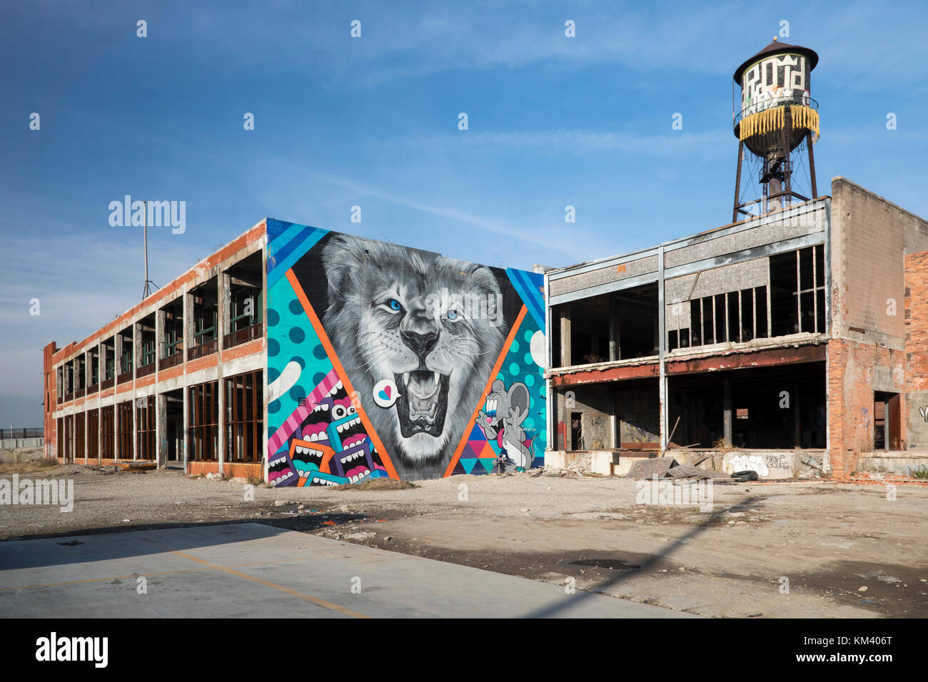 Detroit, Michigan - un bâtiment industriel délabré avec une peinture d'un  lion sur le marché de l'Est Photo Stock - Alamy