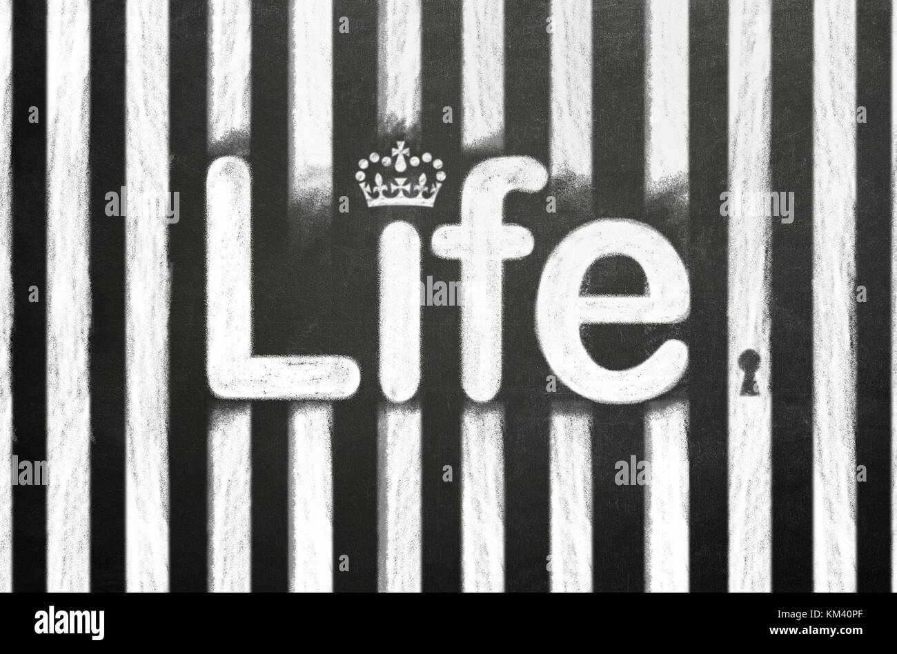 Prison à perpétuité concept. Le mot avec lfe cell bars tracé à la craie sur un tableau noir. Banque D'Images