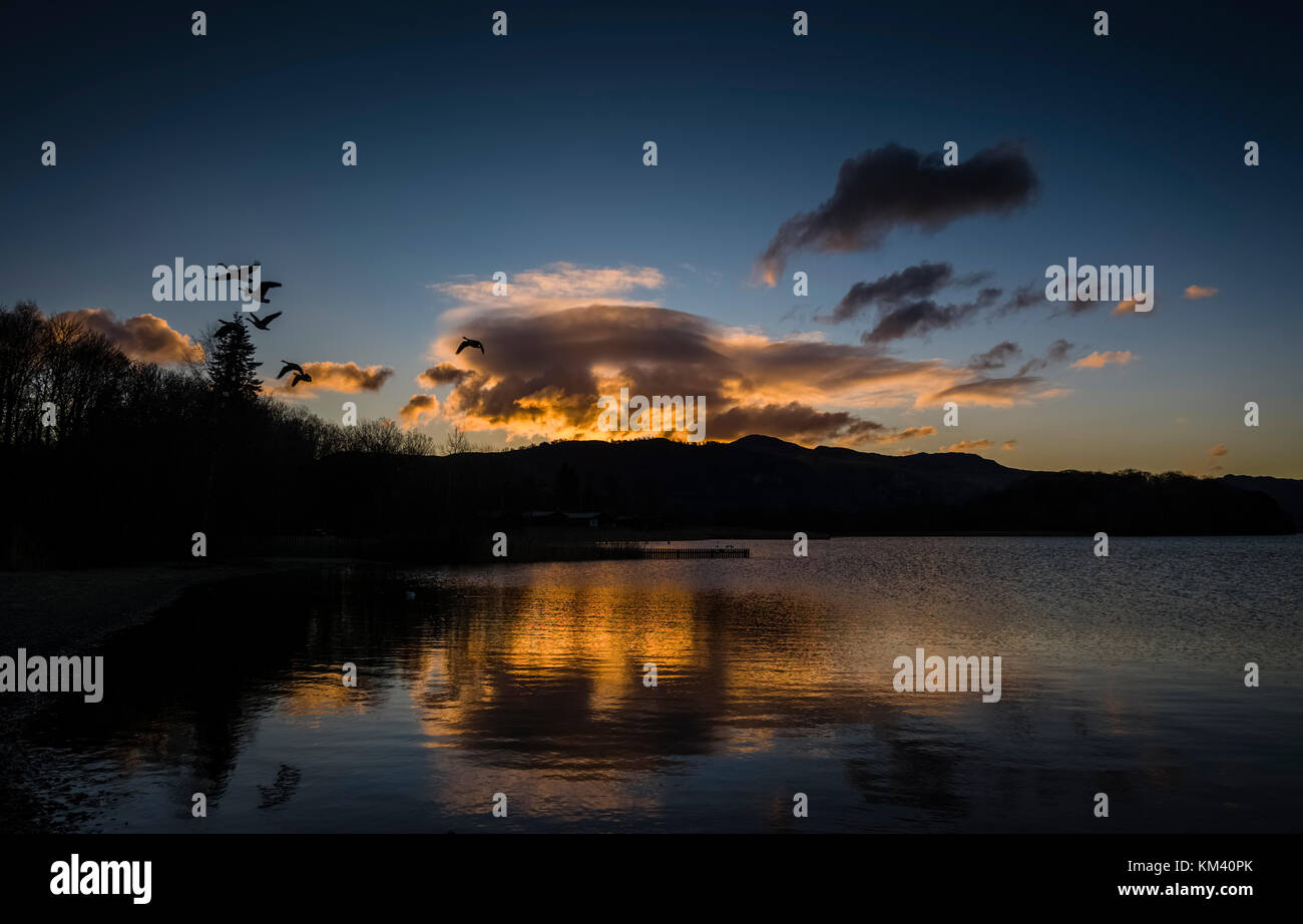 Lever du soleil sur Derwentwater dans le Lake District, près de la ville de Keswick. Banque D'Images