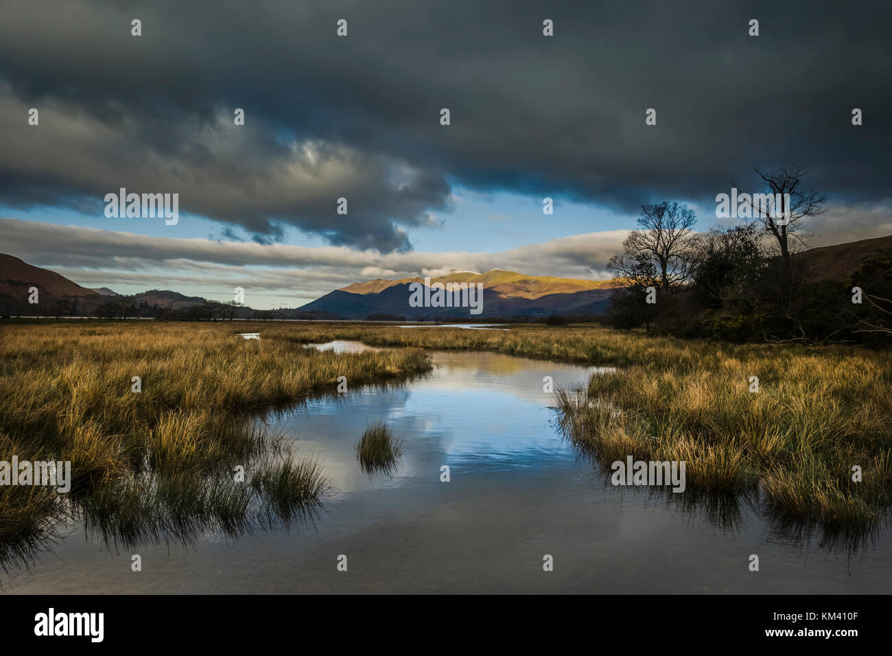 Derwent avec Skiddaw dans le Lake District, près de la ville de Keswick. Banque D'Images