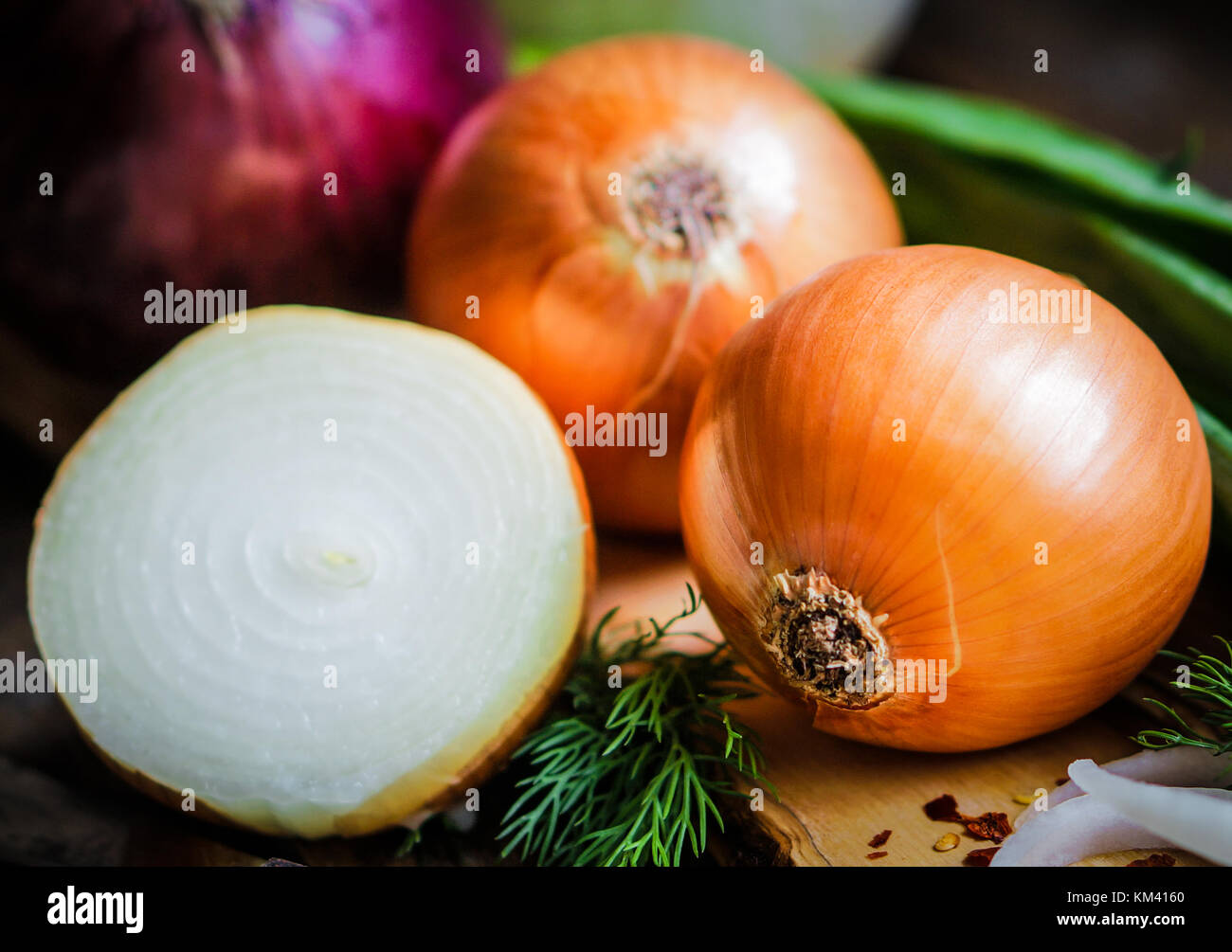 Les oignons colorés sur fond de bois rustique Banque D'Images