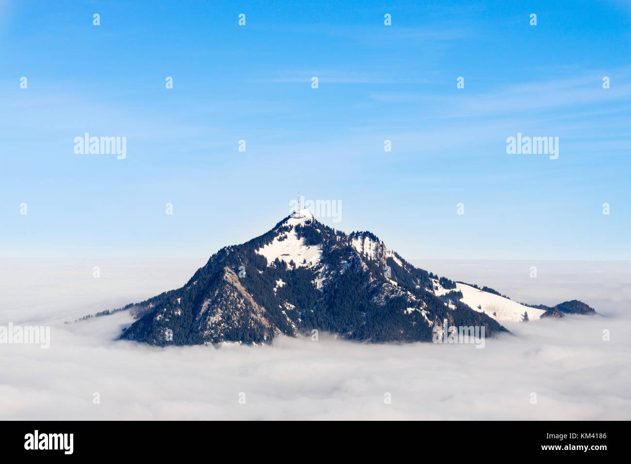 Mountain de couche de nuages brumeux. gruenten, Bavière, Allemagne. prévoyance et de vision pour l'entreprise concept et idées. Banque D'Images