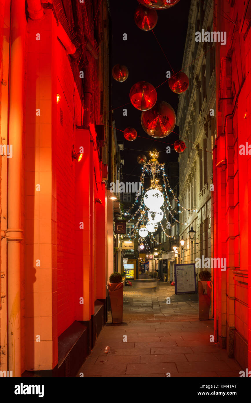 Londres, UK - Décembre 2nd, 2017 : les lumières de Noël sur Gee's court, une destination populaire pour les acheteurs de west end, attirent des milliers de Londoniens et d' Banque D'Images