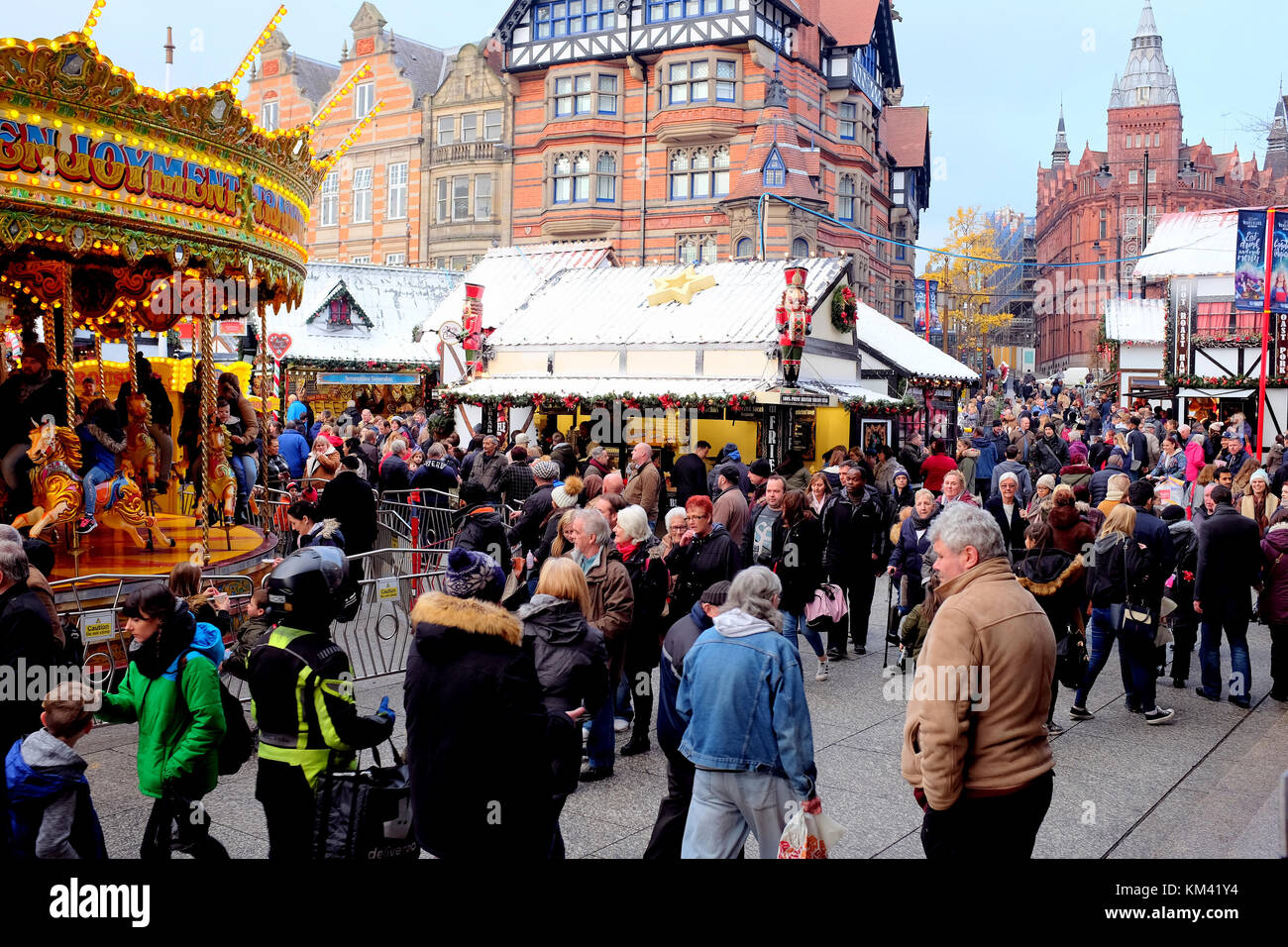 Nottingham, Nottinghamshire, Angleterre. Le 02 décembre 2017. des foules de gens appréciant le marché de Noël sur la place du vieux marché et de la rue Queen sur une froide Banque D'Images