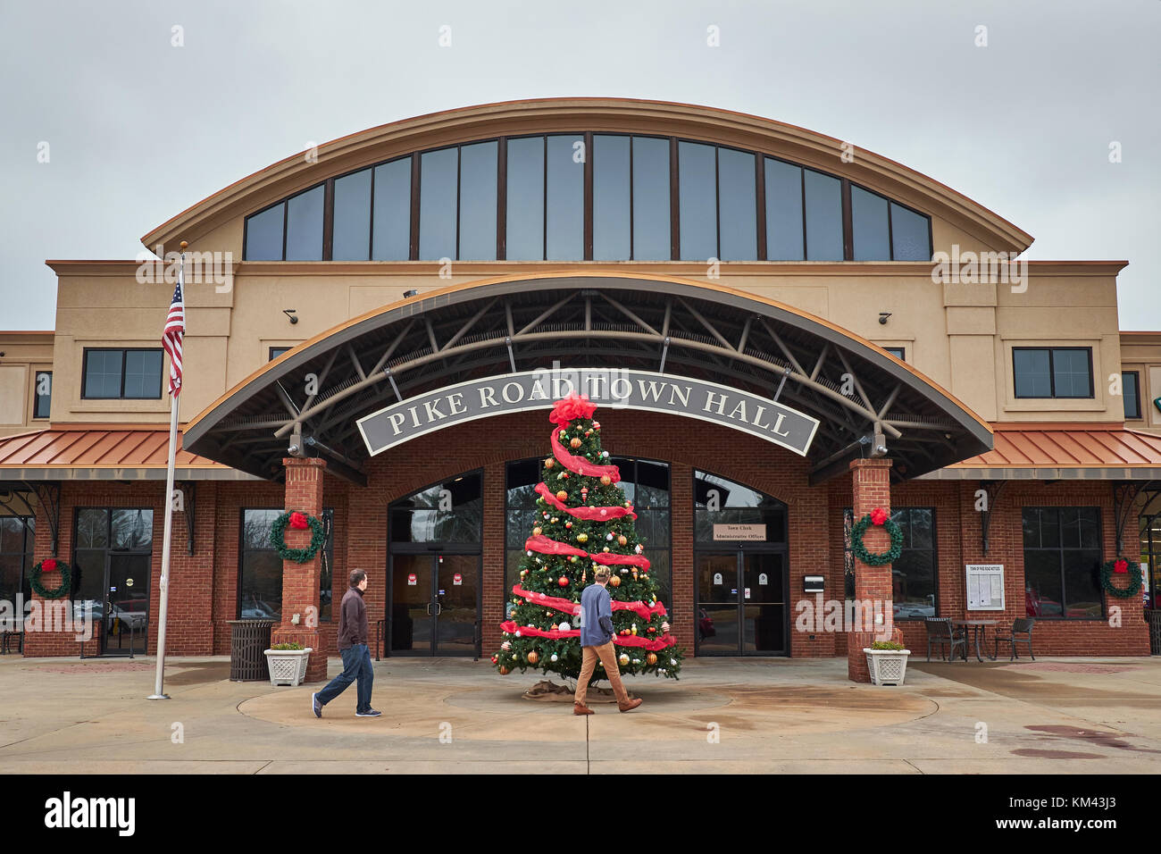 Arbre de Noël décoré à l'extérieur, extérieur, de l'hôtel de ville de Pike Road, une petite communauté rurale en Alabama, États-Unis. Banque D'Images