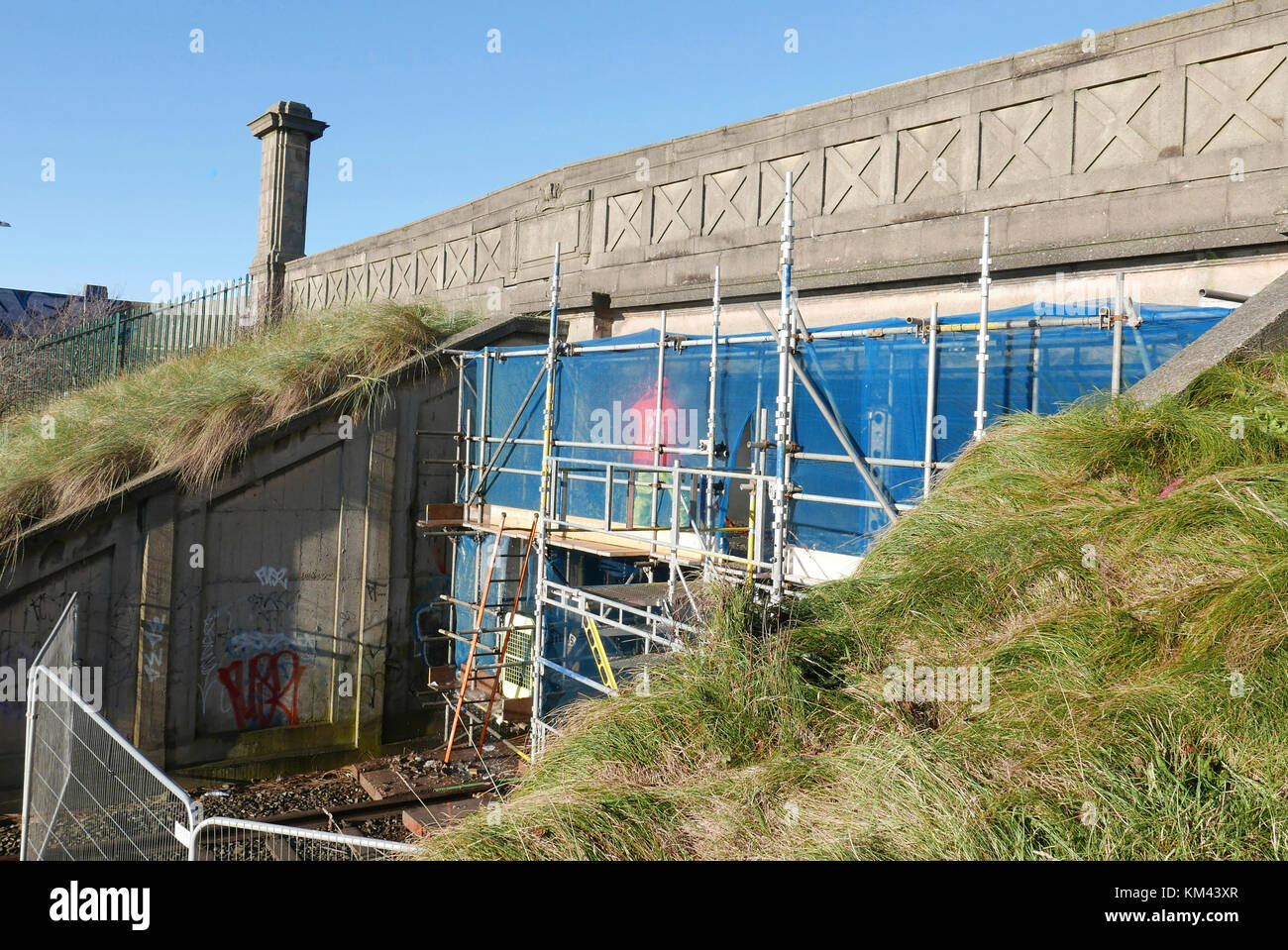 L'exécution de travailleurs en vertu de l'hydro-démolition du pont ferroviaire Banque D'Images