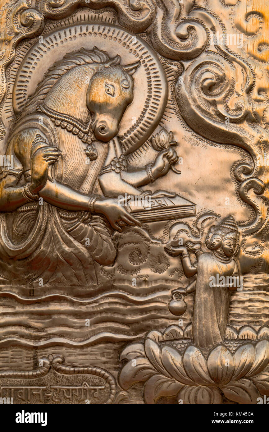 Les panneaux de porte d'or gravée d'Durigana temple, Amritsar, Inde Banque D'Images
