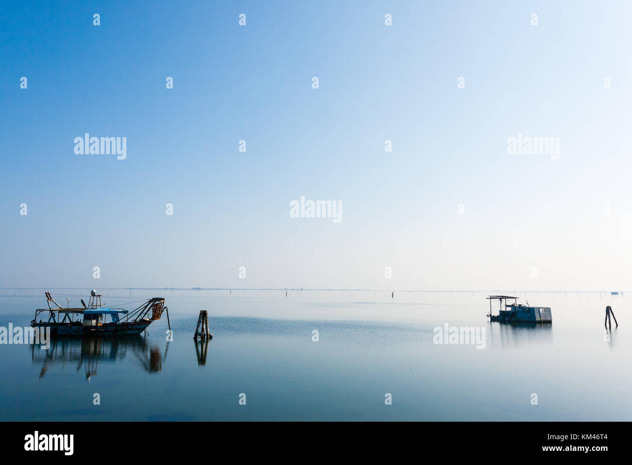 Les bateaux de pêche à l'intérieur du lagon, Pô en Italie. Paysage italien. Panorama de l'eau minimale Banque D'Images