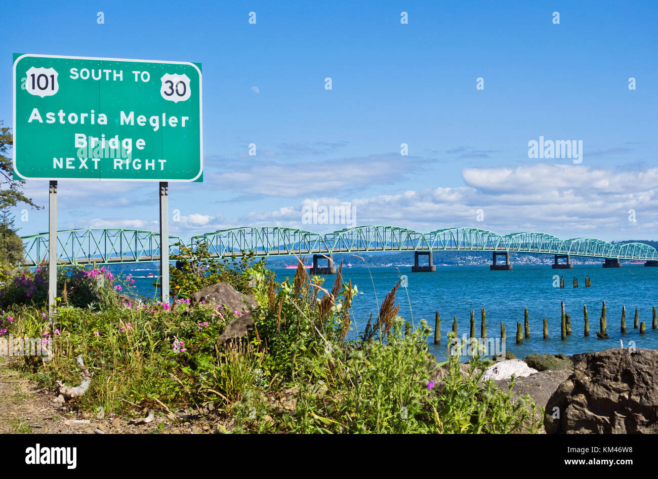 Panneau routier et l'image de l'Astoria Megler Pont, traversant le fleuve Columbia, de l'État de Washington jusqu'à l'Oregon. USA Banque D'Images