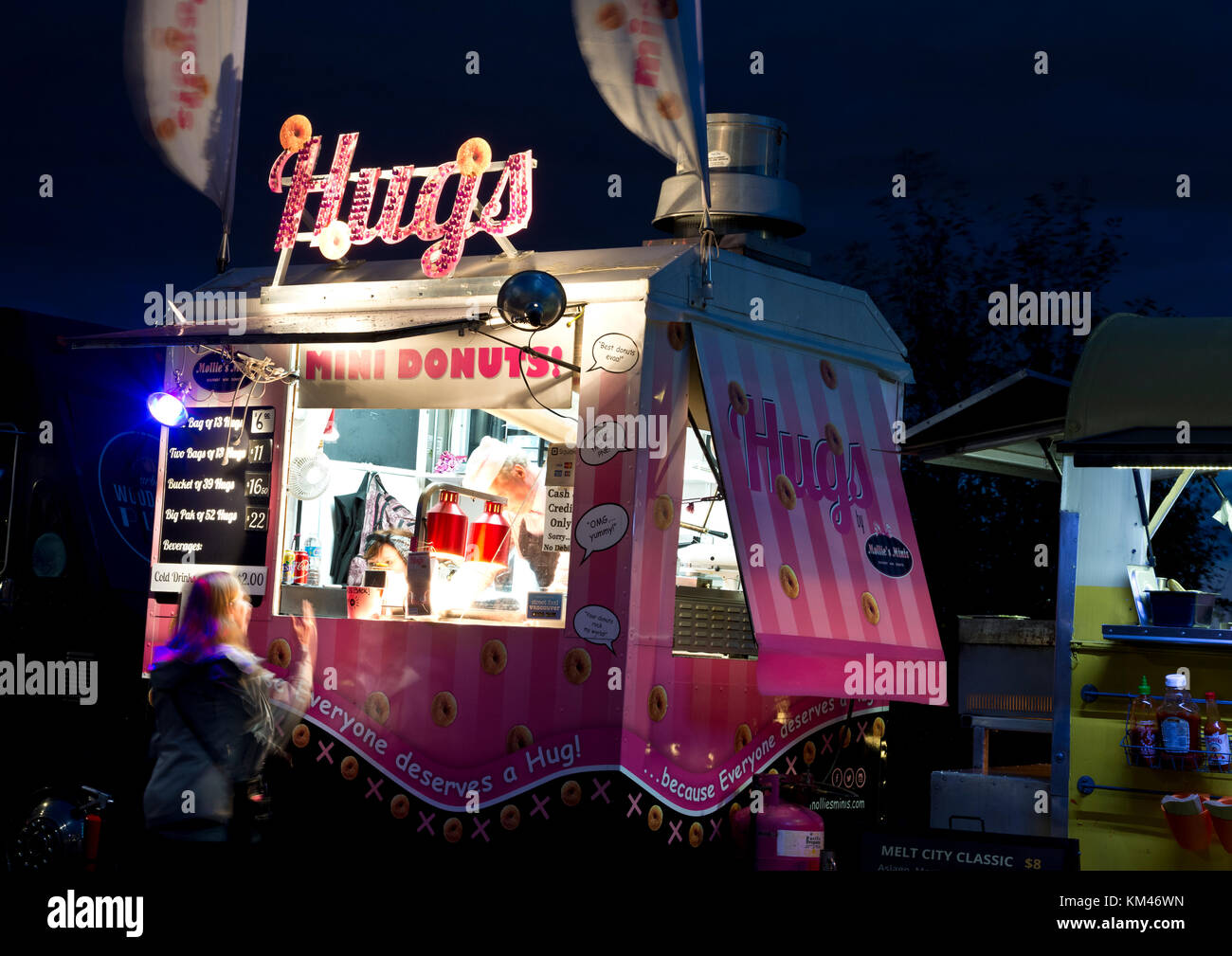 'Hugs' camion alimentaire, servant des mini-beignes, au Marché de nuit de chantiers navals à North Vancouver, BC, Canada la nuit. Banque D'Images