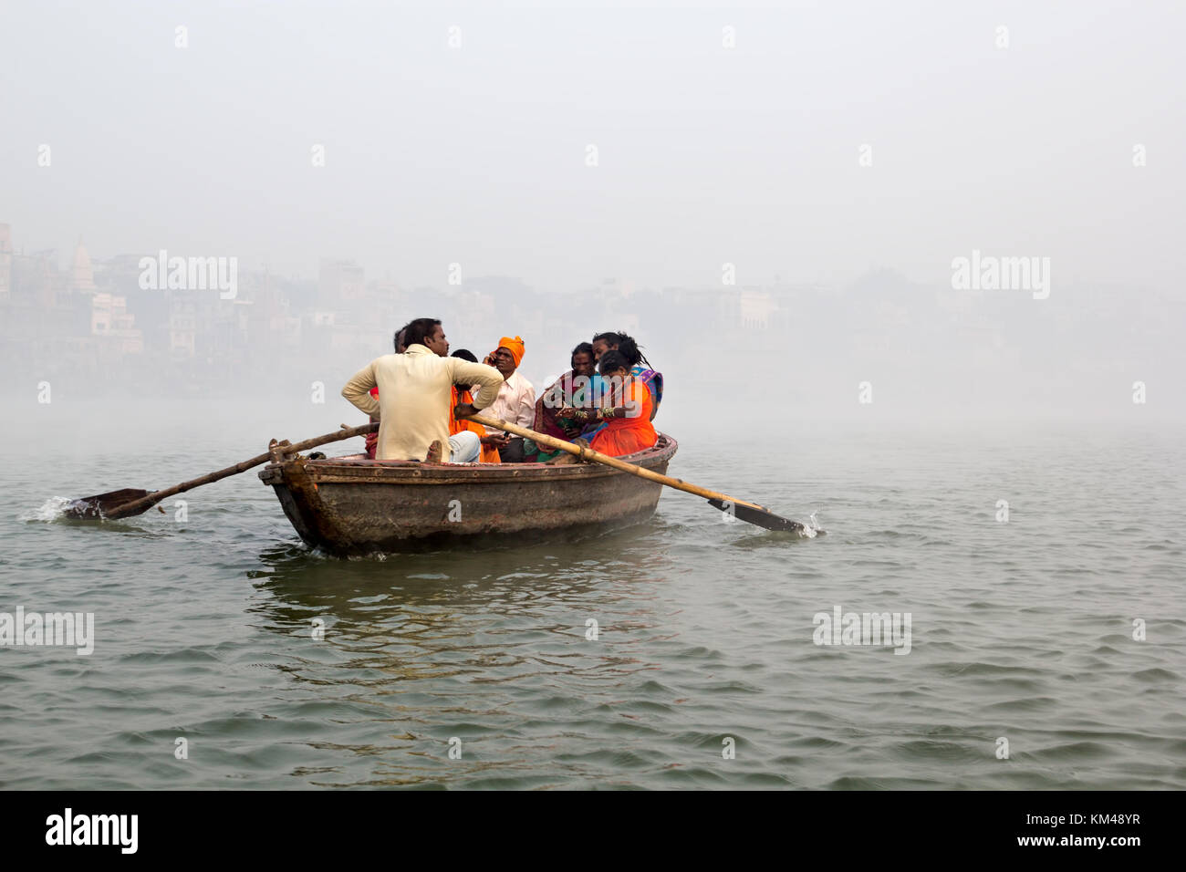 Affaires indiennes aux personnes bénéficiant d'une promenade en bateau sur le Gange, le fleuve sacré de Bénarès, kashi, Uttar Pradesh, Inde Banque D'Images