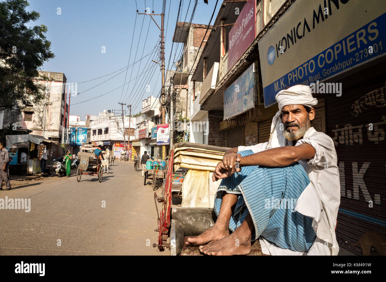 Portrait de voyage d'un conducteur de pousse-pousse les Indiens musulmans en attente de client ou d'un passager, Gorakhpur, Uttar Pradesh, Inde Banque D'Images