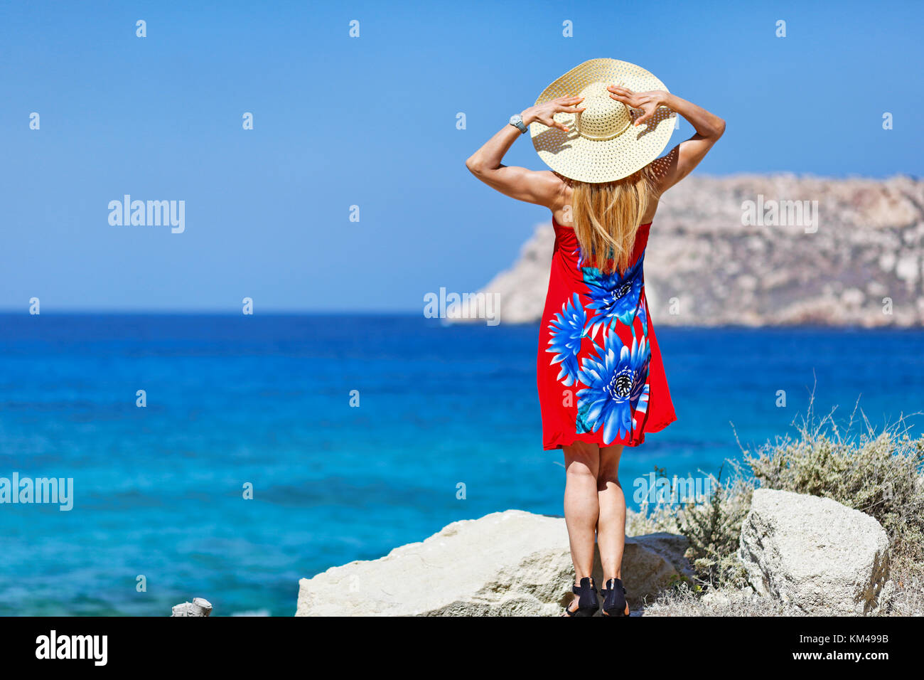 Une femme en fragolimnionas beach de Karpathos, Grèce Banque D'Images