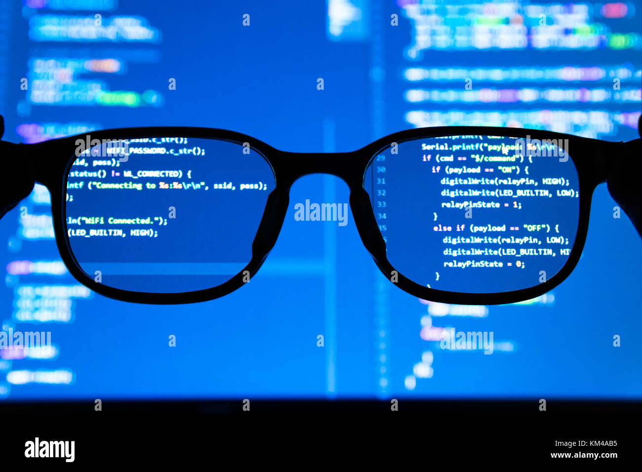 Scientifique de données big data , , intelligence artificielle , l'apprentissage machine concept technologique. Lunettes Silhouette en face d'un ordinateur portable avec écran Banque D'Images