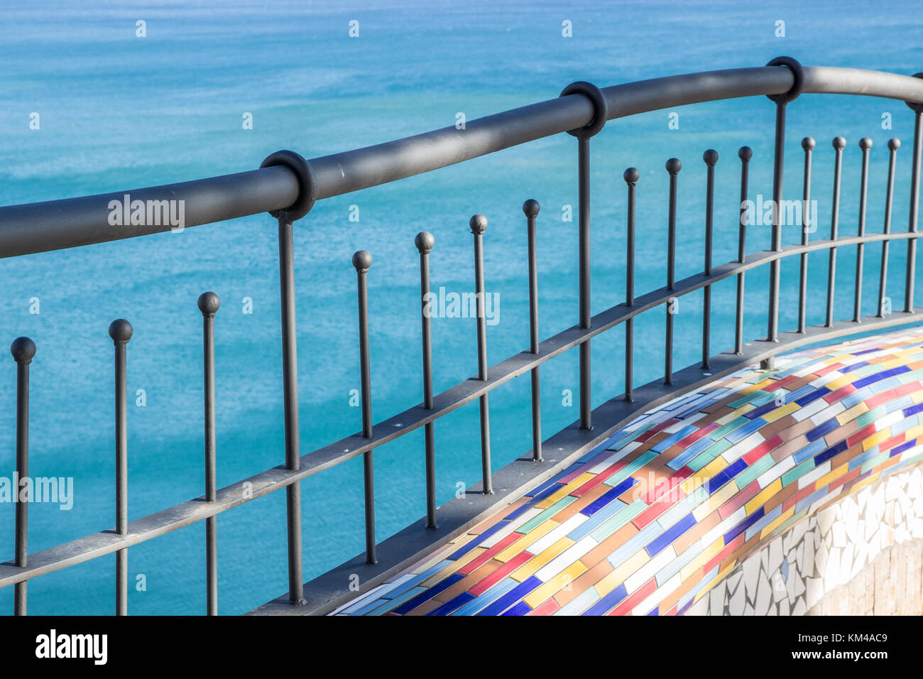 Villa Comunale, Vietri sul mare (Côte d'Amalfi, Italie) : mur de céramique colorée et porte de fer, mer bleue en arrière-plan Banque D'Images