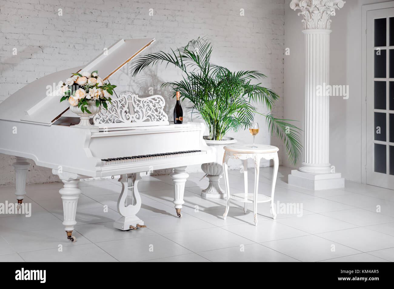 Piano à queue dans un luxueux intérieur classique avec du vin blanc, de  palmiers et de fleurs Photo Stock - Alamy