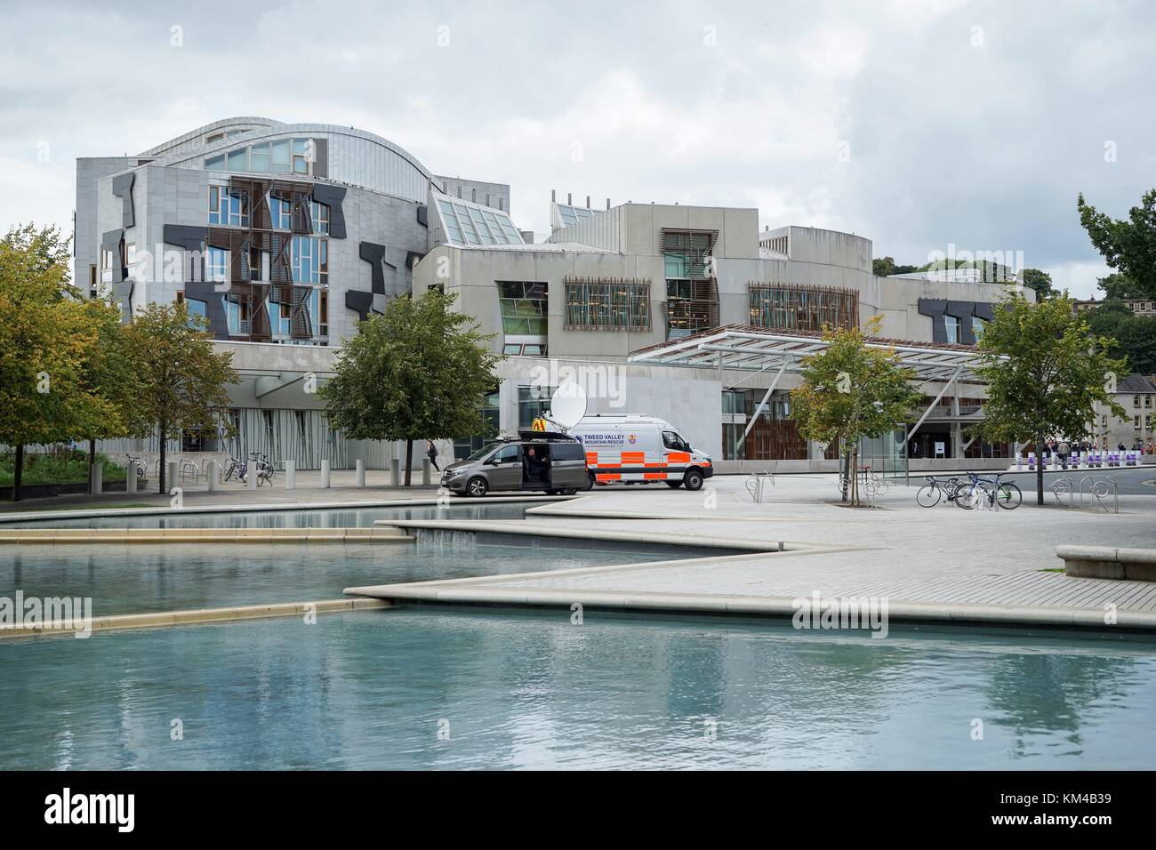 Royaume-Uni: Façade du Parlement écossais et piscine adjacente à Edimbourg. Photo de 12. Septembre 2017. | utilisation dans le monde entier Banque D'Images