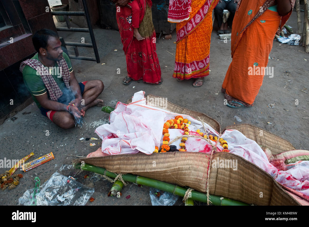 Rituel funéraire hindoue avant la crémation (Inde) Banque D'Images Rituel funéraire hindoue avant la crémation (Inde) Banque D'Images