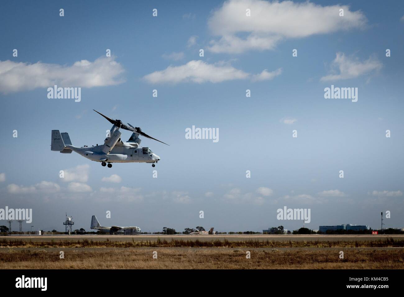 Le V-22 Osprey, un avion Tiltrotor, vole à basse altitude au spectacle aérien de la Marine corps Air Station Miramar, en septembre 2017. | utilisation dans le monde entier Banque D'Images