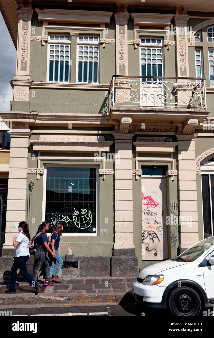 Le vieillissement l'architecture coloniale espagnole à San Jose, Costa Rica Banque D'Images