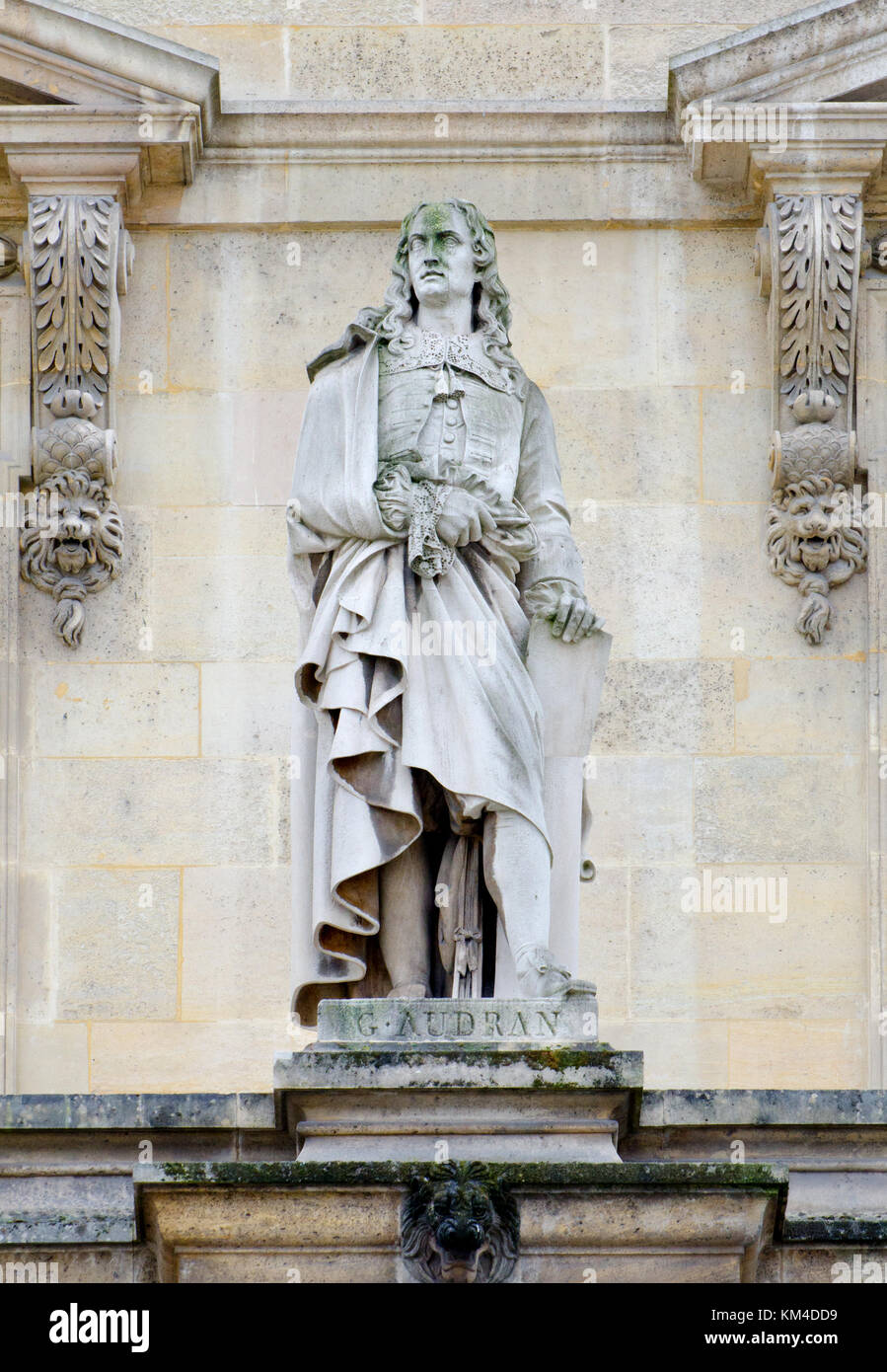 Paris, France. Palais du Louvre. Statue dans la cour Napoléon : Gérard Audran (1640 - 1703), graveur français, troisième fils de Claude Audran. Banque D'Images