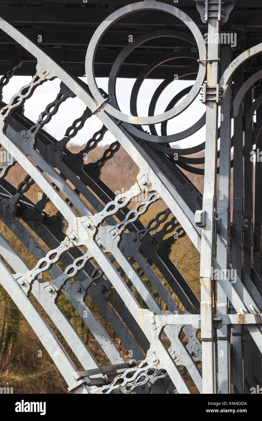 Détail des supports en fer du pont Thomas Telford à Ironbridge, Shropshire, Angleterre Banque D'Images