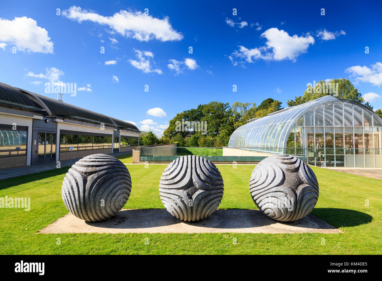 Sculptures de graines en dehors de la Millennium Seed Bank, Wakehurst Place, Sussex, Angleterre Banque D'Images