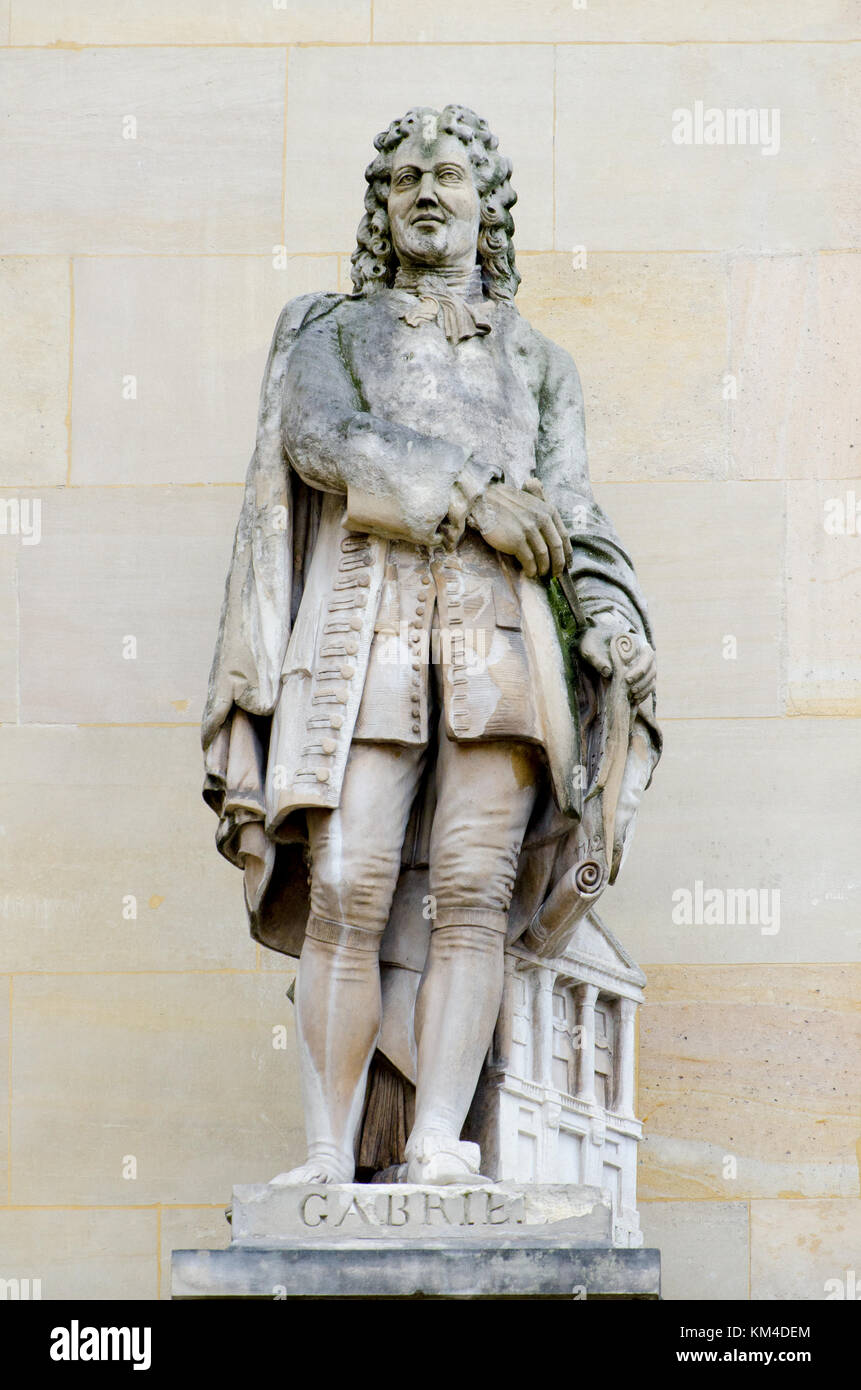 Paris, France. Palais du Louvre. Statue dans la cour Napoléon : Ange-Jacques Gabriel (1698 - 1782), architecte français de premier plan Banque D'Images