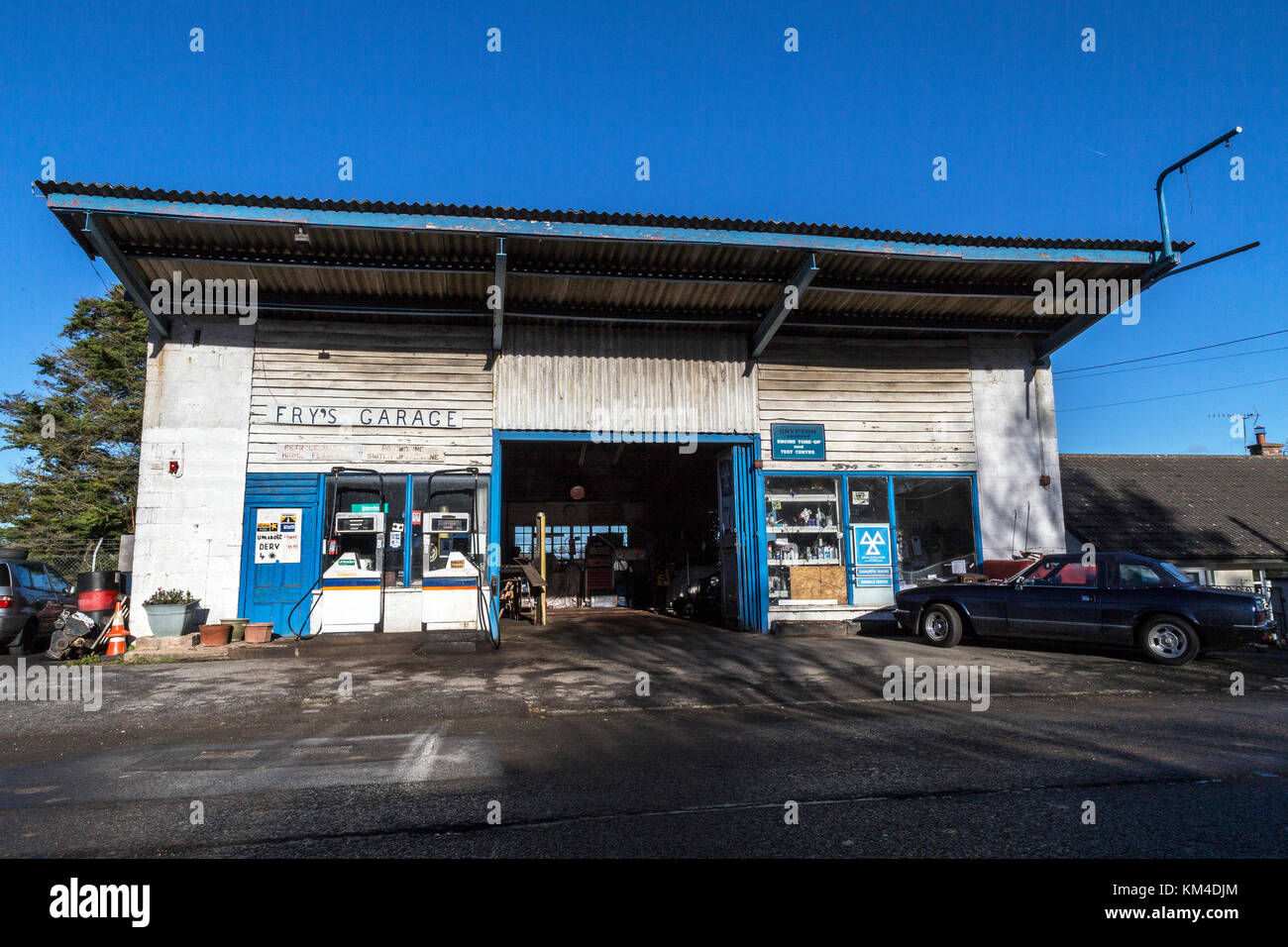 Frys un garage station service rural à Tedburn St Mary, Devon'déserts de carburant',les communautés rurales. Petites entreprises telles que les stations d'essence, l'essence Retai Banque D'Images