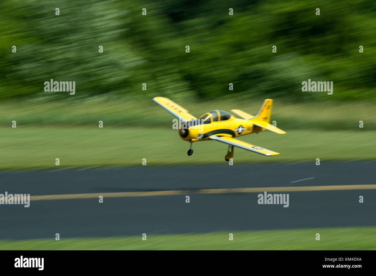 Avion en mouvement jaune prop Banque D'Images