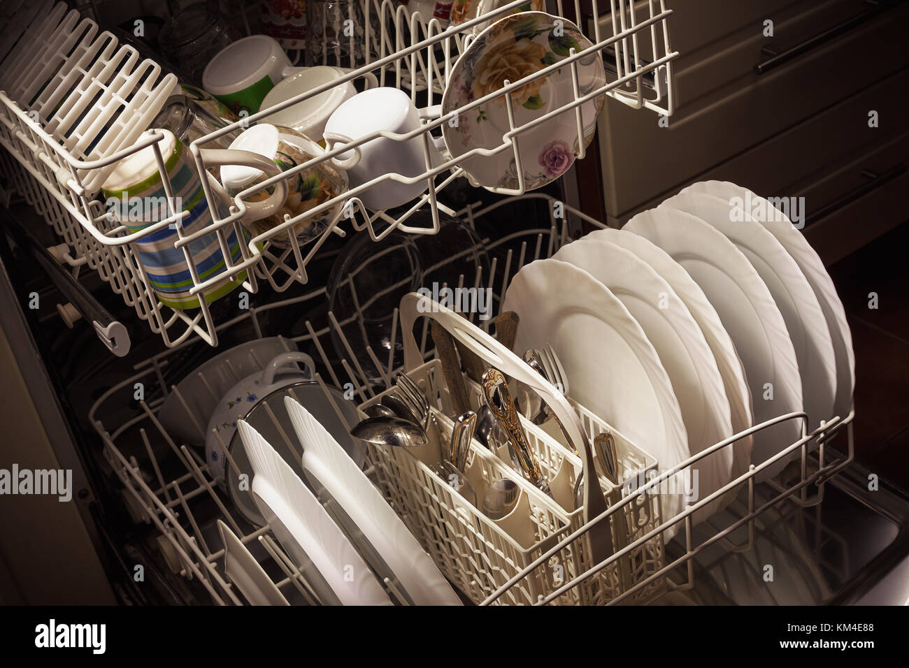 Nettoyer la vaisselle et les accessoires au lave-vaisselle après le lavage. Banque D'Images