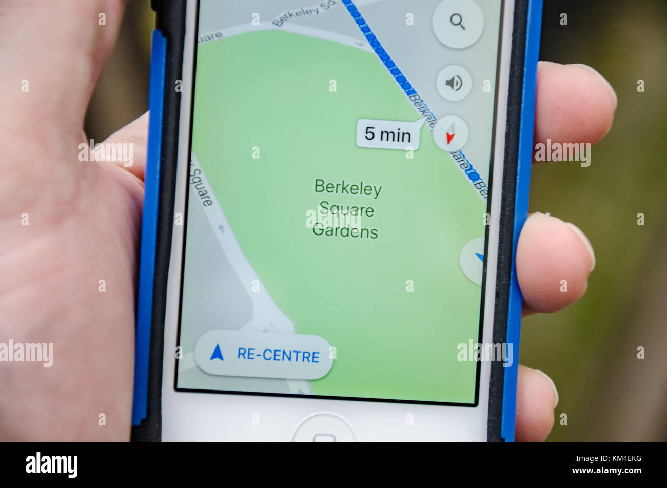 Vue rapprochée d'une main tenant un iphone avec l'application Google Maps montrant actif et Berkeley Square Gardens dans le centre de Londres. Banque D'Images