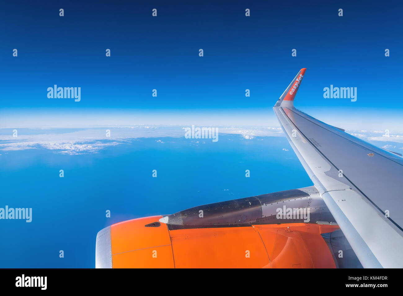 Lanzarote, Espagne - 20 décembre 2016 : easyJet logo sur l'aile d'avion en vol au-dessus de l'océan Atlantique. easyJet est une compagnie aérienne à bas coûts britannique Banque D'Images