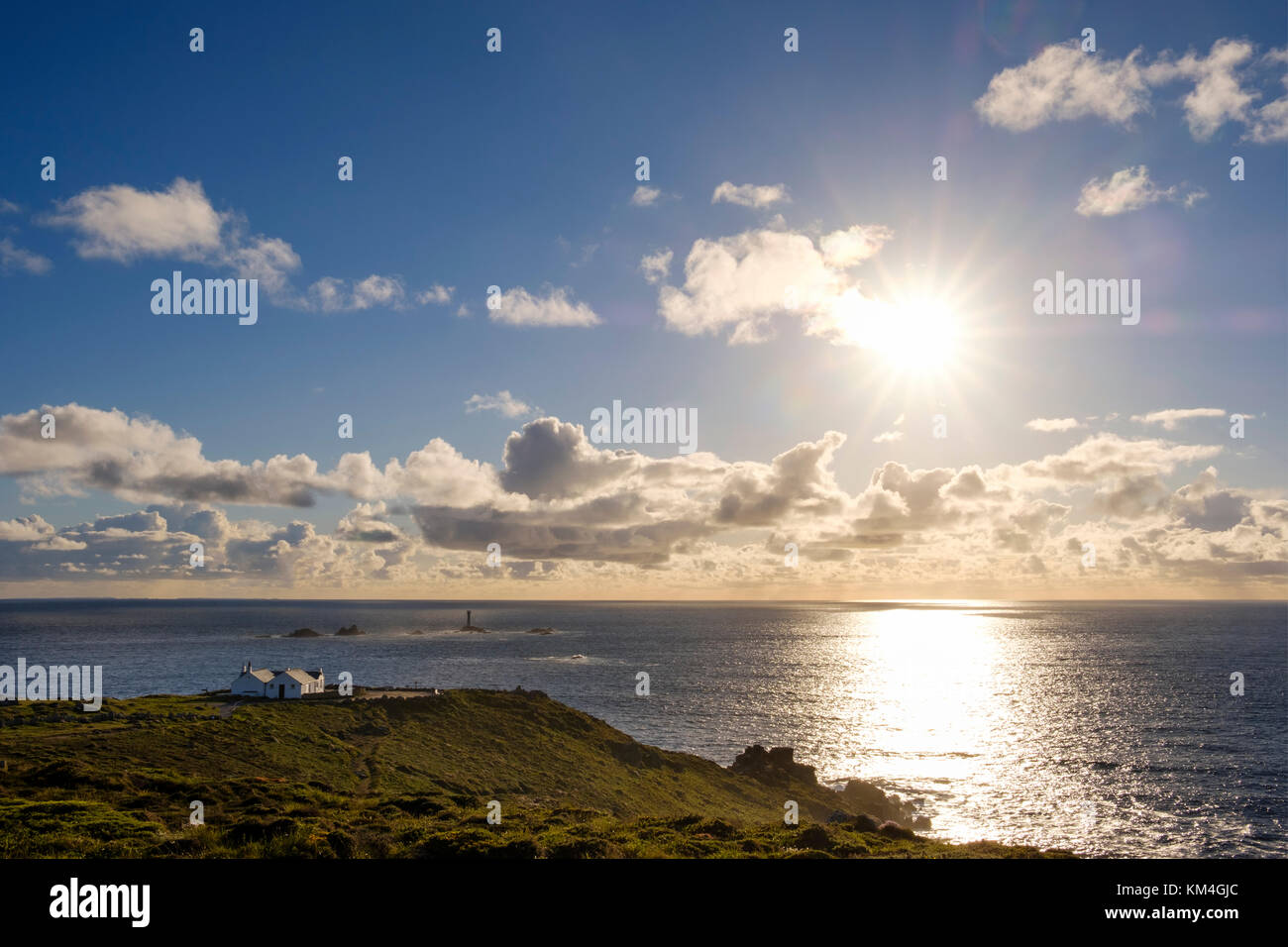 Land's End mit phare drakkars, Cornwall, Angleterre, Iles Banque D'Images