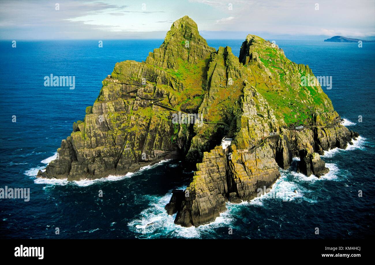 Skellig Michael, Kerry, Irlande. Établissement monastique celtique sur le côté droit du sommet. Nouveau phare centre. Ancien phare gauche. Banque D'Images