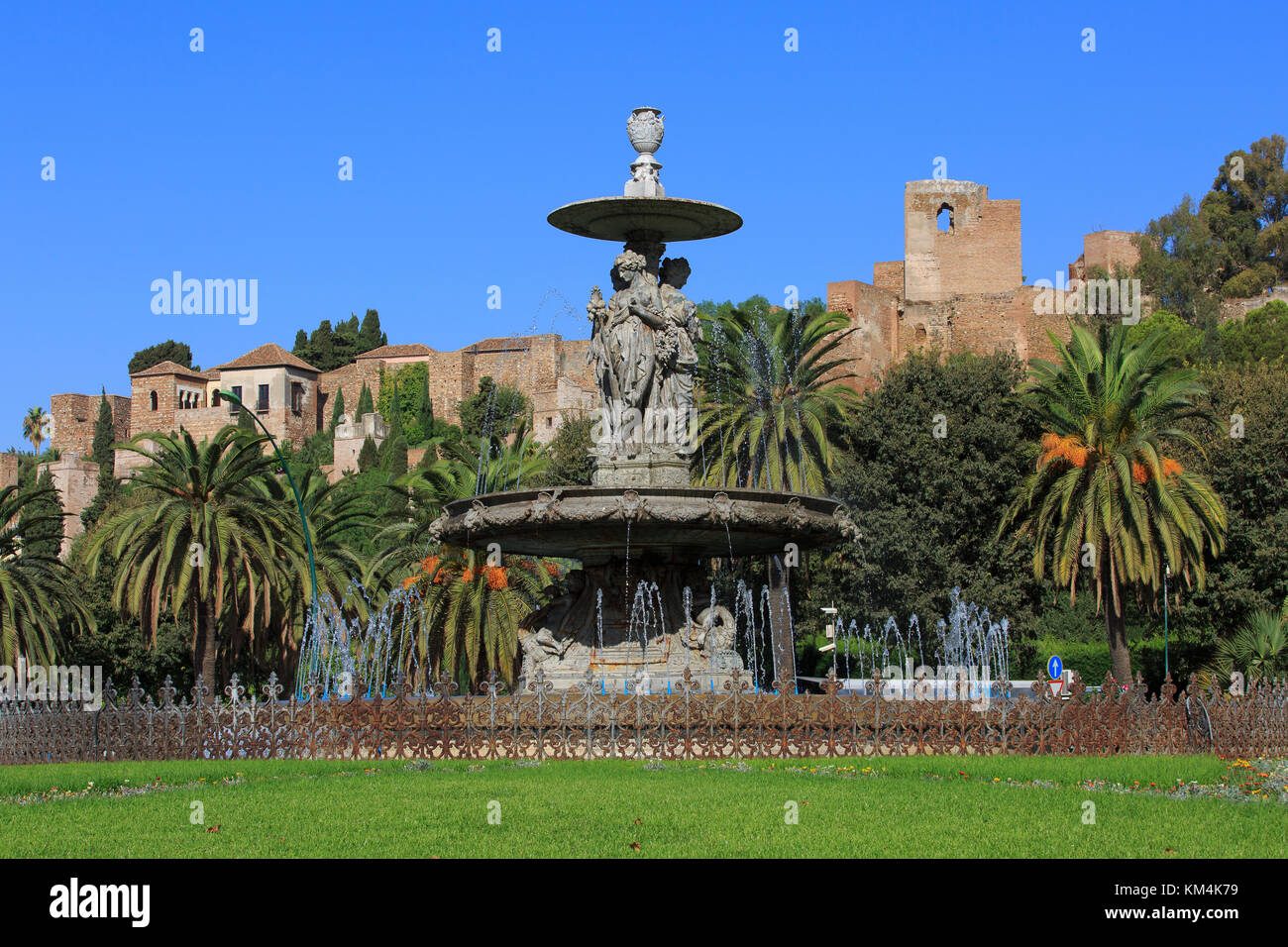 Le 19e siècle Trois Grâces ou trois nymphes fontaine située près de la 11e siècle de style mauresque Alcazaba (Citadelle) à Malaga, Espagne Banque D'Images