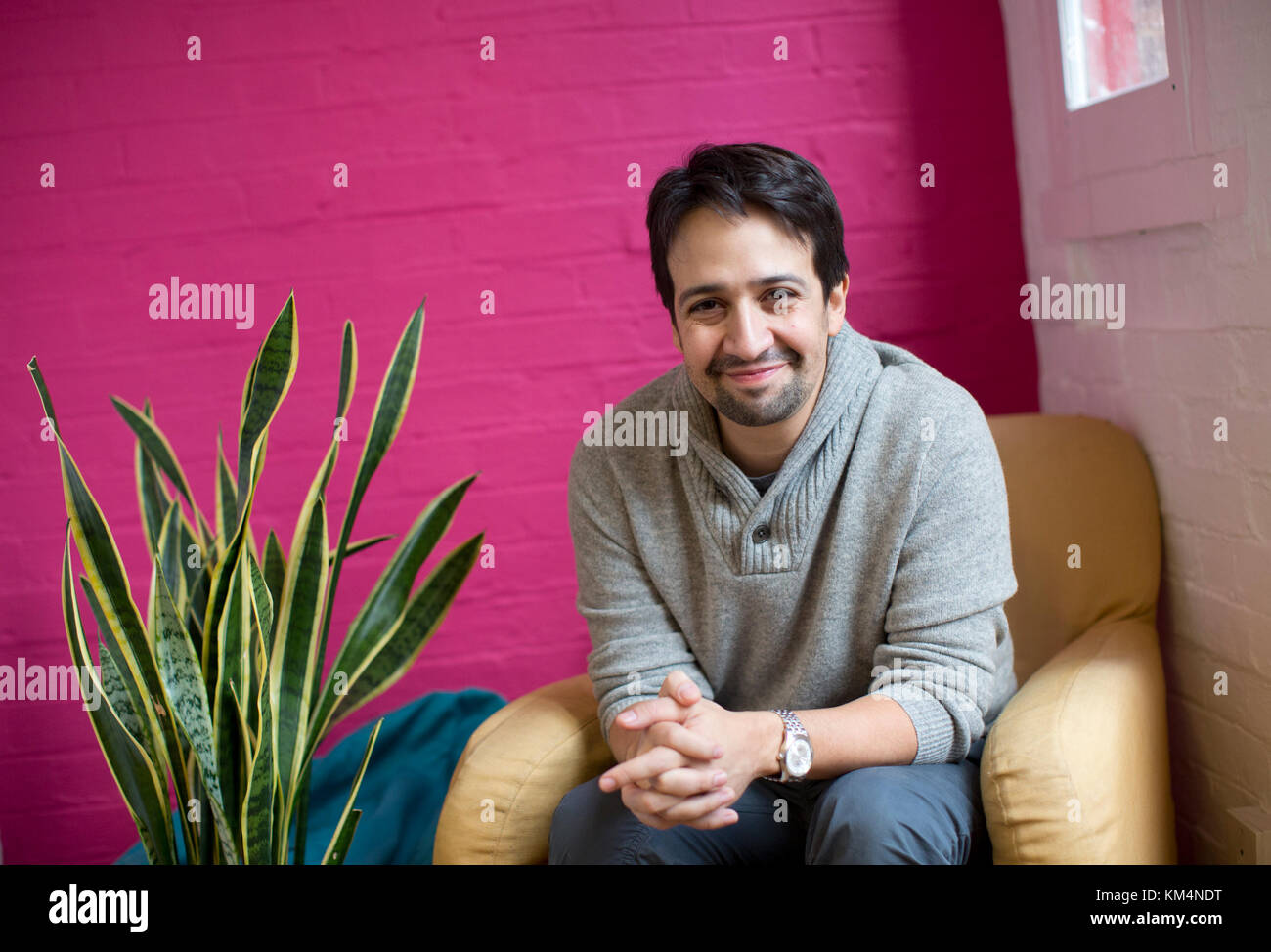 Acteur et compositeur américain Lin-Manuel Miranda, créateur de la comédie musicale à succès Hamilton, visite le siège de l'association caritative 10:10 à Londres avant son ouverture au Victoria Palace Theatre Le 6 décembre. PRESS ASSOCIATION. Photo date : lundi 4 décembre 2017. Crédit photo doit se lire : Isabel Infantes/PA Wire Banque D'Images