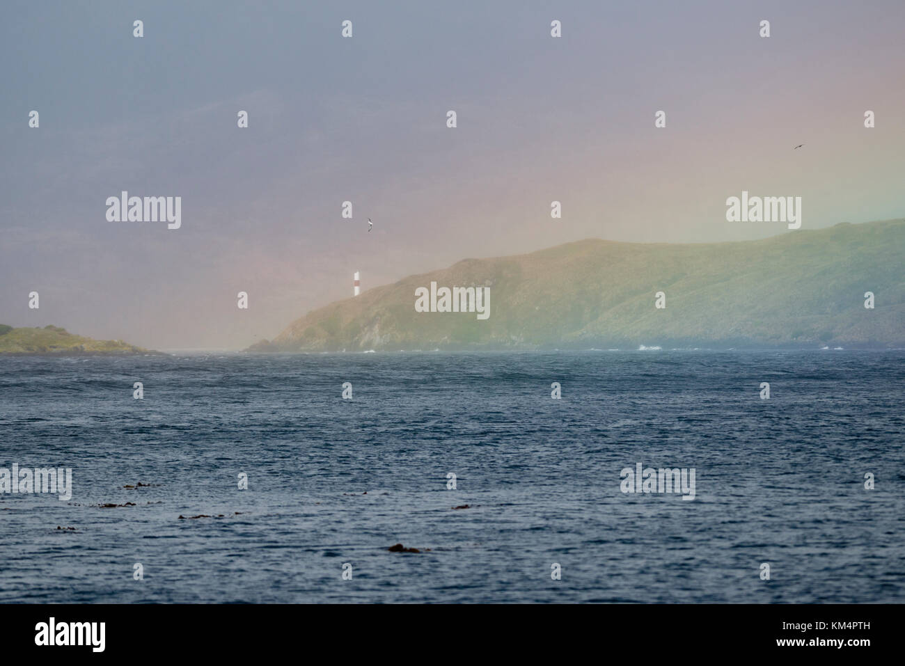 Un arc-en-ciel sur Isla Rupert, dans le détroit de Magellan Banque D'Images