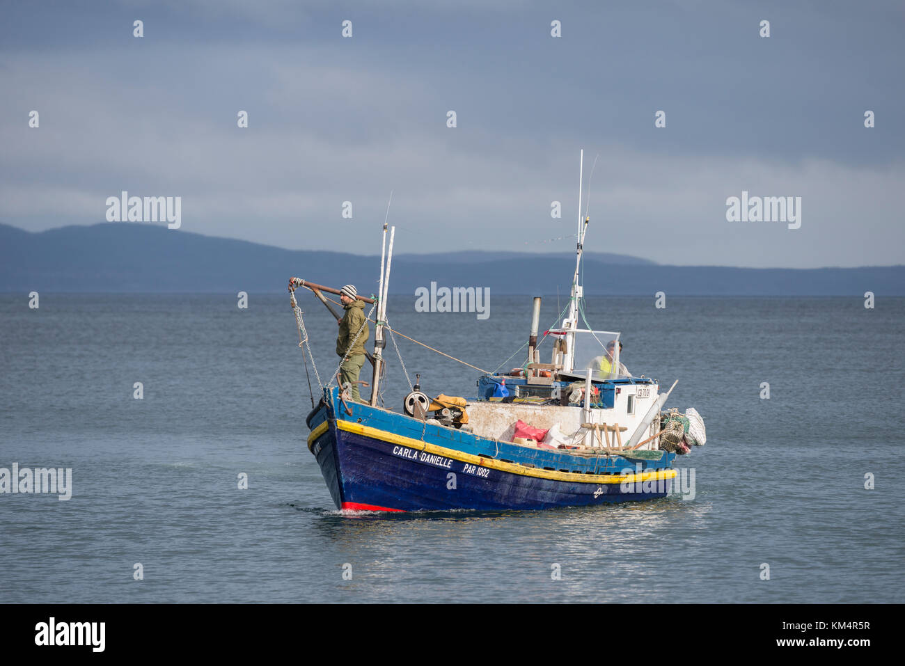 Bateau de pêche sur le détroit de Magellan, Chili Banque D'Images