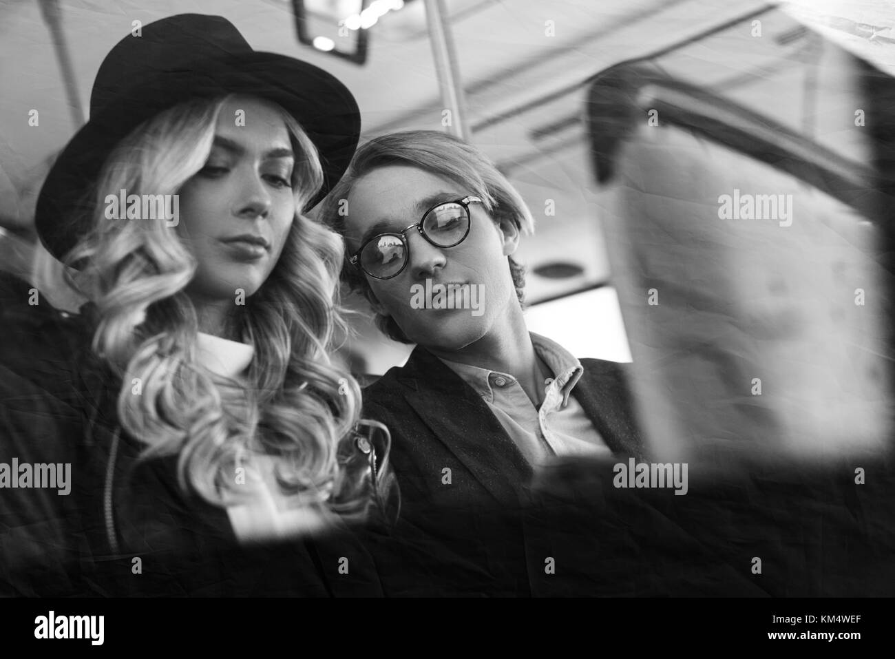 Jeune couple dans les transports publics Banque D'Images