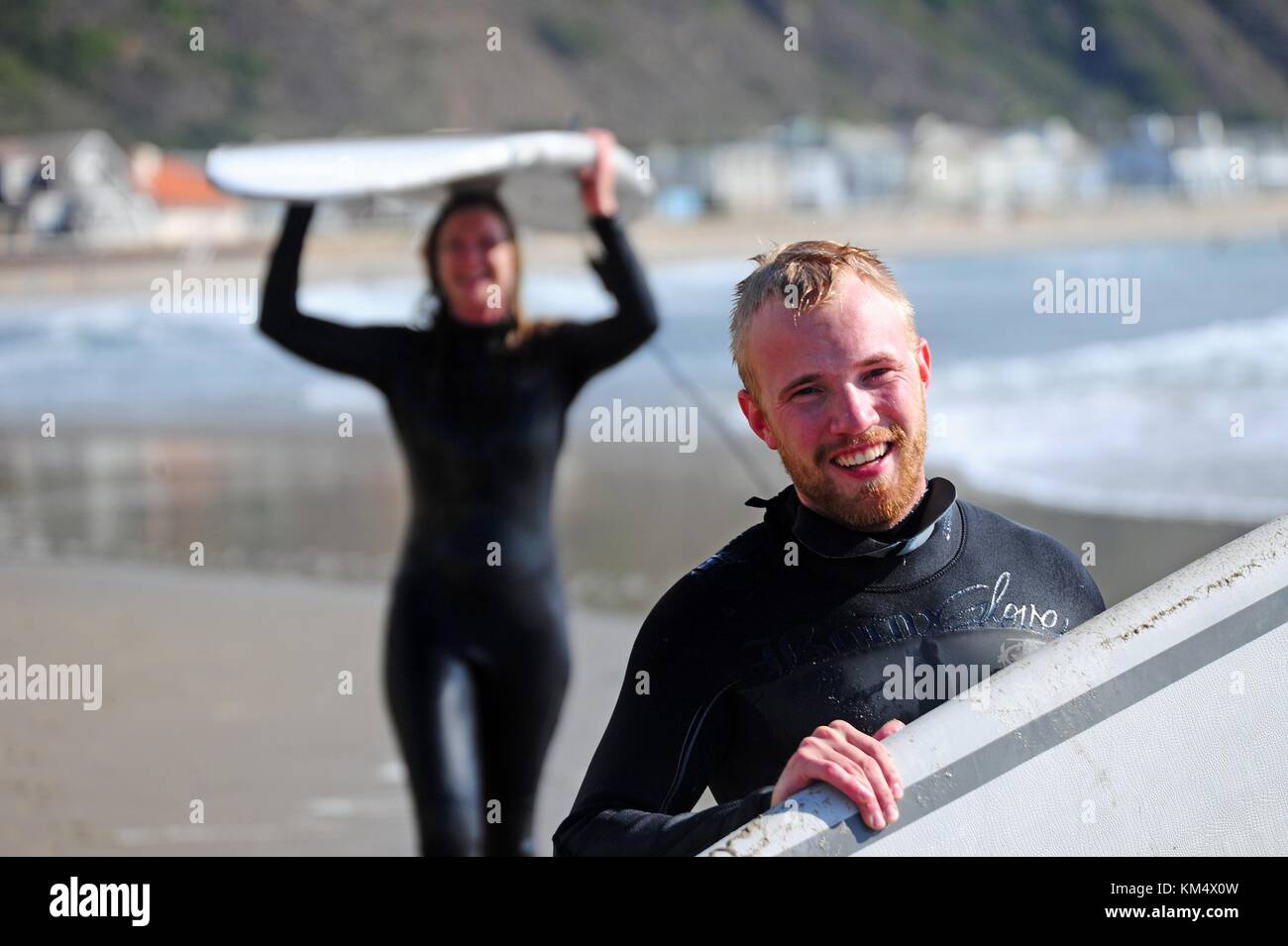 Les militaires du Defense Language Institute Foreign Language Center s'essayent au surf le long des plages du Presidio à Monterey, en Californie. Banque D'Images