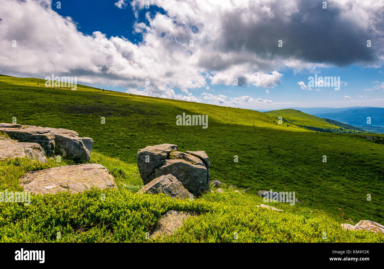 Rochers géants sur des pentes herbeuses de polonina runa. beau paysage d'été dans les montagnes des Carpates avec de magnifiques cloudscape Banque D'Images