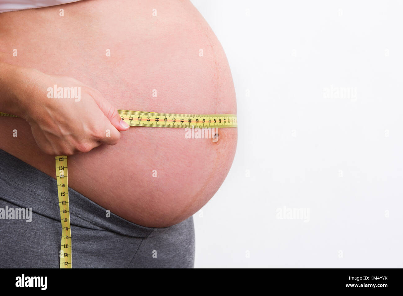 Mesurer Son Ventre De Femme Enceinte Banque De Photographies Et Dimages à Haute Résolution Alamy 1697