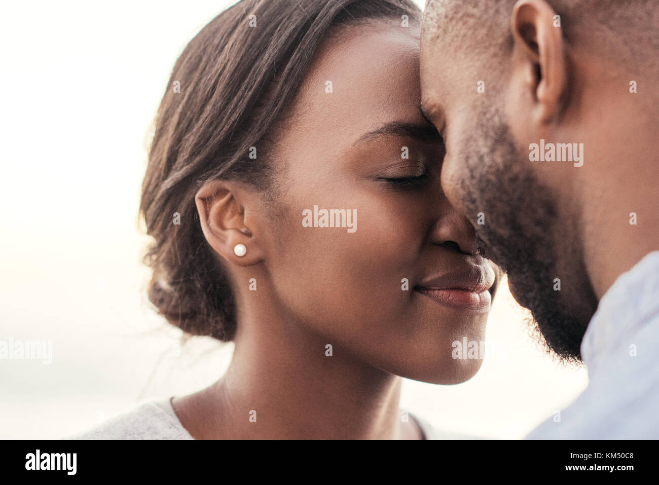 Jeune couple bénéficiant d'un moment romantique ensemble Banque D'Images
