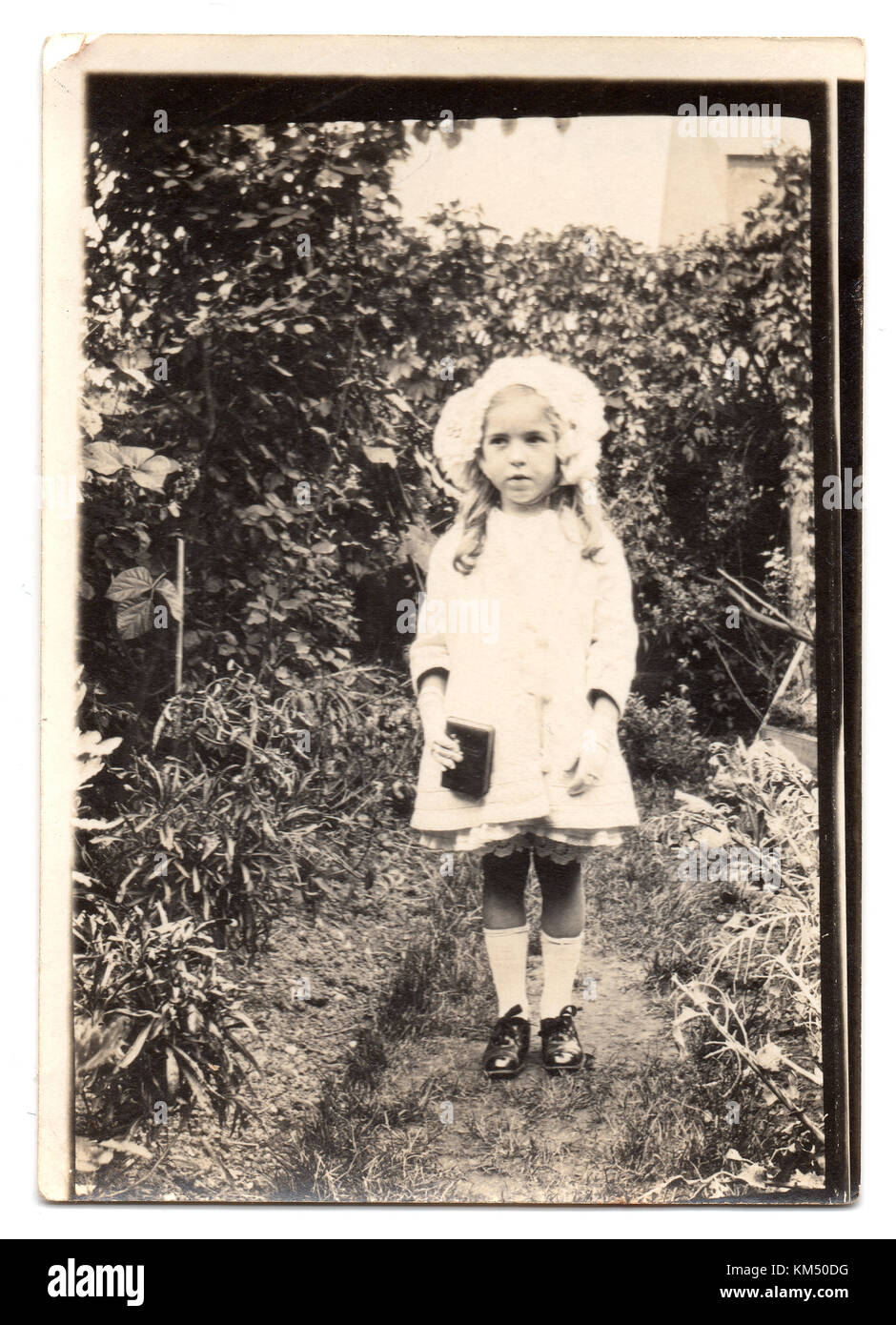 Beryl Edith Alice Johnson, 5 ans, dans son meilleur dimanche, avec le livre de prière, 1915 Banque D'Images