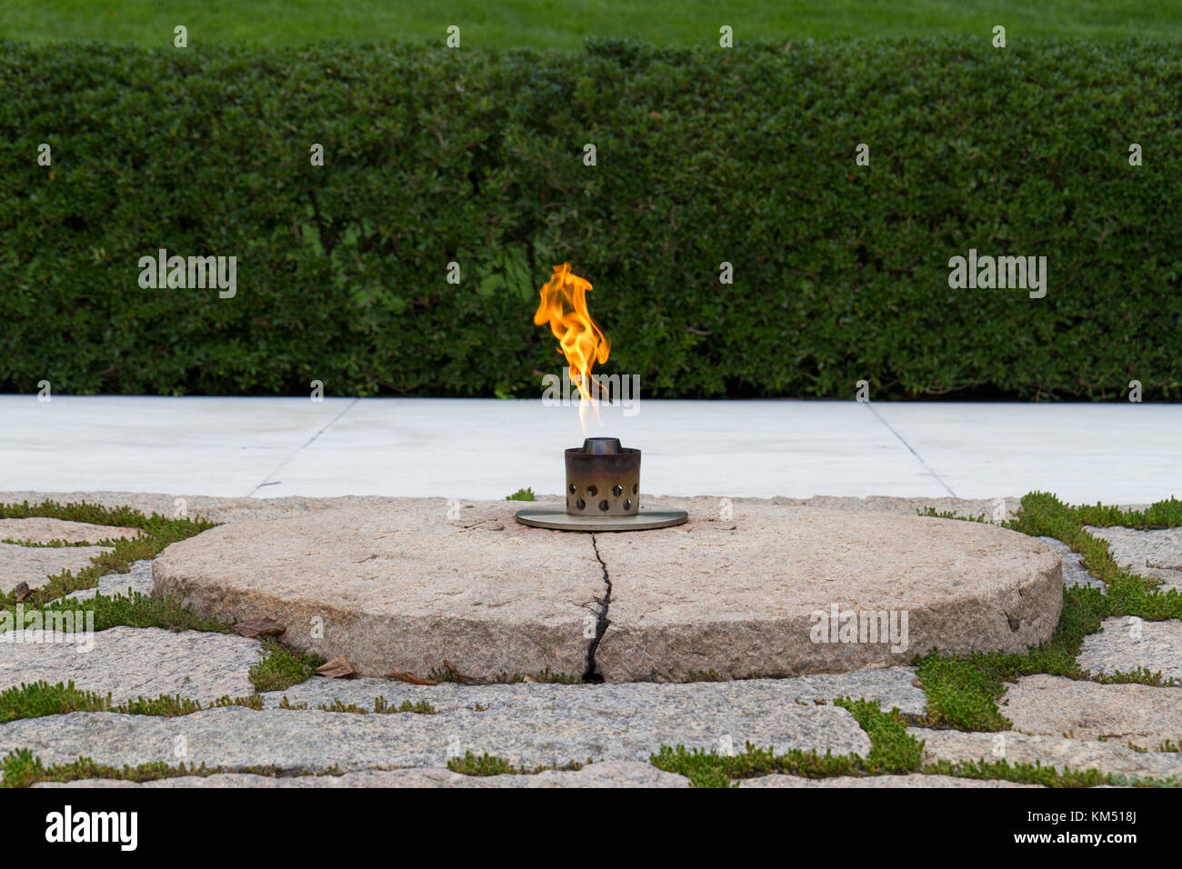 La Flamme éternelle sur le président John F. Kennedy tombe, le Cimetière National d'Arlington, Virginia, United States. Banque D'Images