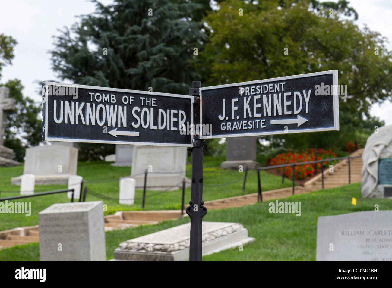 Panneaux de direction pour la Tombe du Soldat inconnu et le John F Kennedy tombe, le Cimetière National d'Arlington, Virginia, United States. Banque D'Images