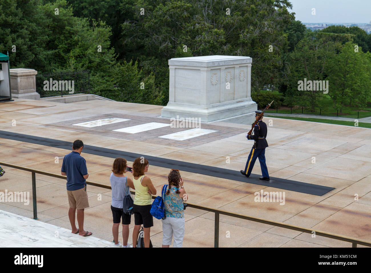 Une marche de la garde devant le tombeau de l'inconnu, le Cimetière National d'Arlington, Virginia, USA. Banque D'Images
