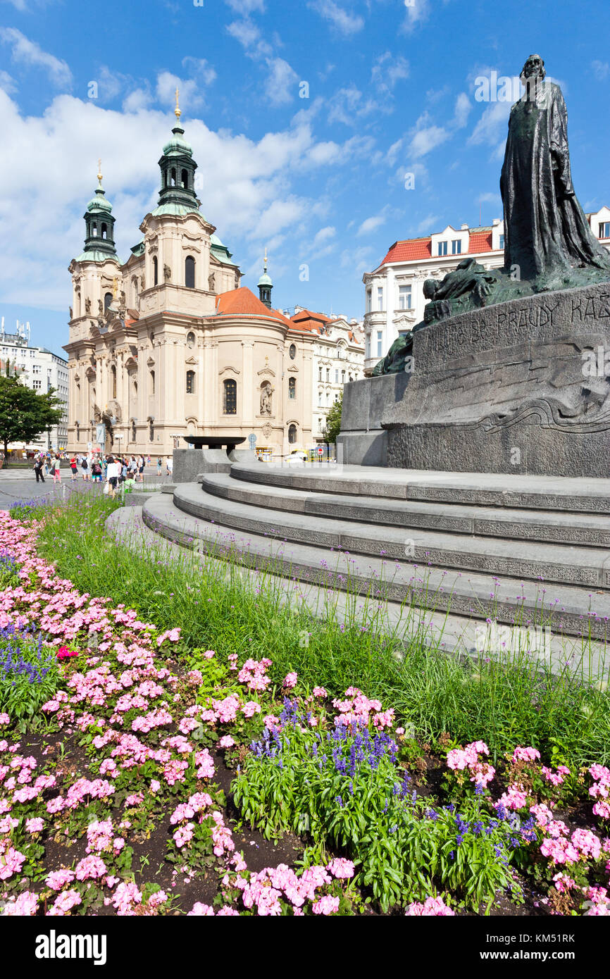sv. Mikuláše, pomník Jana Husa, Staroměstské náměstí (UNESCO), Praha, Česká republika / Eglise Saint-Nicolas, monument Jan Hus, place de la Vieille ville ( Banque D'Images